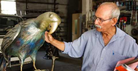 Bitritto, la storia dell'82enne Peppino: il "fabbro artista" che crea sculture in ferro battuto 